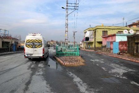 Yolun Ortasında Kalan Türbe Demir Parmaklıklarla Korunuyor