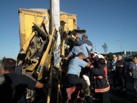 Yön Levhasına Çarpan Kamyonun Sürücüsü Sıyrıklarla Kurtuldu
