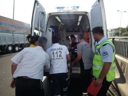 Yön Levhasına Çarpan Kamyonun Sürücüsü Sıyrıklarla Kurtuldu