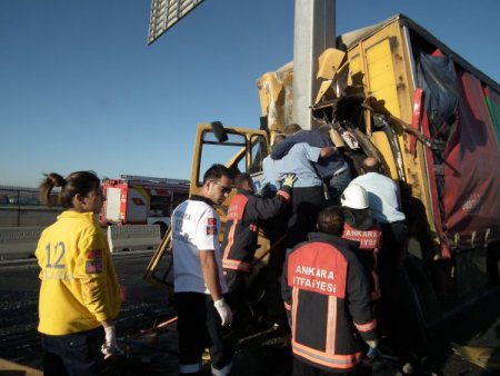 Yön Levhasına Çarpan Kamyonun Sürücüsü Sıyrıklarla Kurtuldu