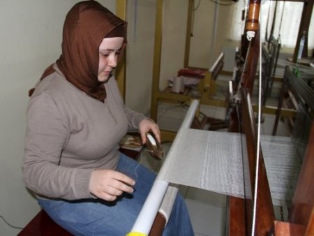 Yöresel bez dokuma kursu bayanlardan ilgi görüyor