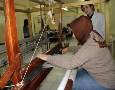 Yöresel bez dokuma kursu bayanlardan ilgi görüyor