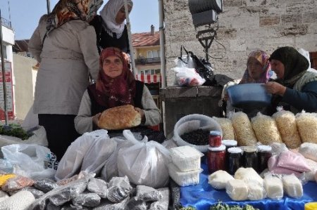 Yöresel el sanatları için kapı kapı dolaşıyor