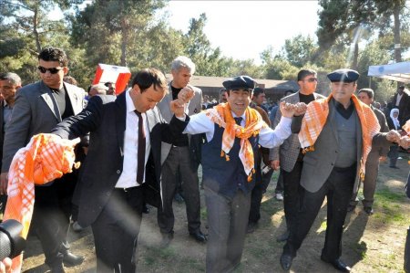 Yörük beyi seçilen Vali, vatandaşlarla halay çekip yayık yaydı