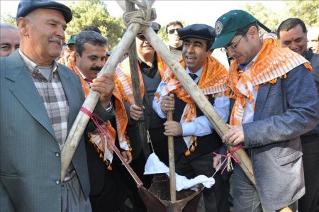 Yörük beyi seçilen Vali, vatandaşlarla halay çekip yayık yaydı