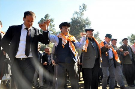 Yörük beyi seçilen Vali, vatandaşlarla halay çekip yayık yaydı