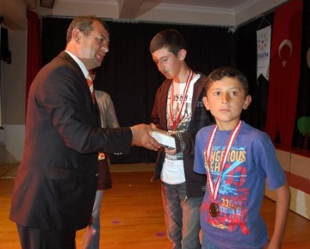 Yozgat Eğitimciler Derneği başarılı öğrencileri ödüllendirdi