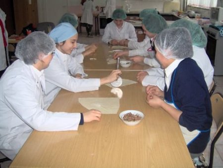Yozgat Kız Meslek Lisesi Yiyecek Bölümü Öğrencileri İş Hayatına Erken Atılıyor