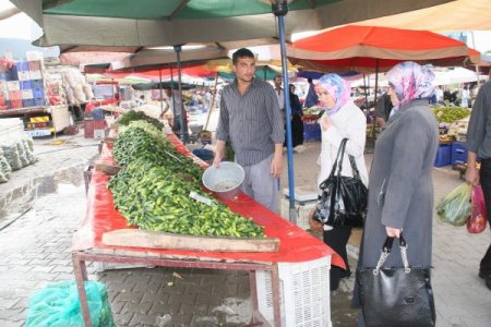 Yozgat semt pazarında en fazla ilgiyi turşuluk ürünleri görüyor