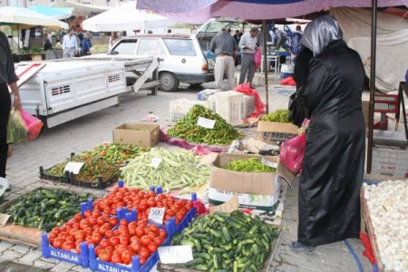 Yozgat semt pazarında en fazla ilgiyi turşuluk ürünleri görüyor
