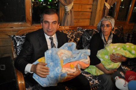 Yozgatlı beşiz bebeklere vali ve belediye başkanından bir kese altın