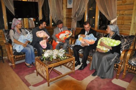 Yozgatlı beşiz bebeklere vali ve belediye başkanından bir kese altın