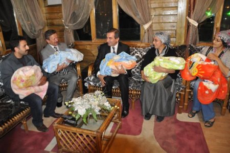 Yozgatlı beşiz bebeklere vali ve belediye başkanından bir kese altın