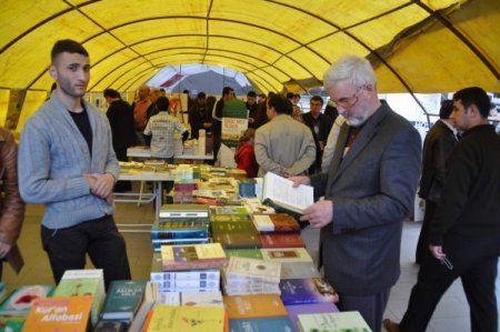Yozgatlılar Kutlu Doğum Haftası'nda 7’den 70’e Meydanda Kitap Okudu