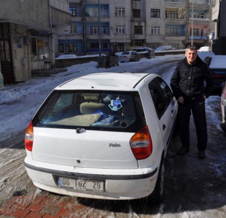 Yozgat'ta 15 Otomobil Binaların Çatılarından Düşen Kardan Zarar Gördü
