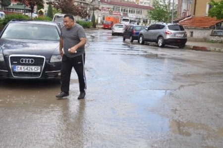 Yozgat'ta aniden bastıran yağmur yolları göle çevirdi