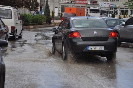 Yozgat'ta aniden bastıran yağmur yolları göle çevirdi