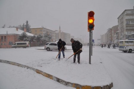 Yozgat’ta etkili olan kar yağışı hayatı olumsuz yönde etkiledi