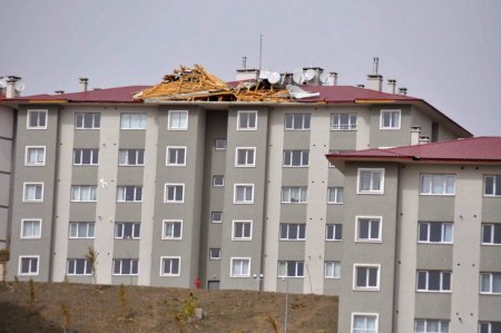 Yozgat'ta fırtına çatıları uçurdu
