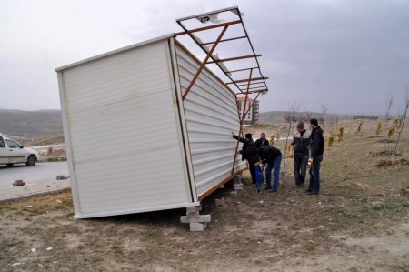 Yozgat'ta fırtına çatıları uçurdu