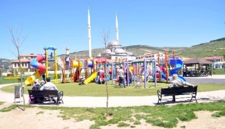 Yozgat’ta güneşli havayı fırsat bilen vatandaşlar parkları doldurdu