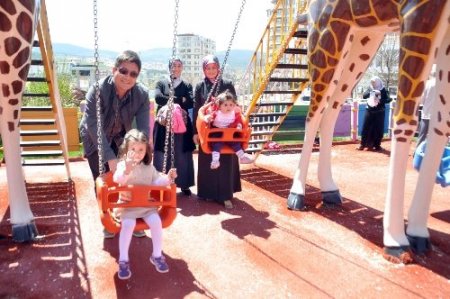 Yozgat’ta güneşli havayı fırsat bilen vatandaşlar parkları doldurdu