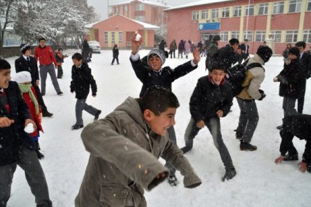 Yozgat'ta kar en çok çocukları sevindirdi