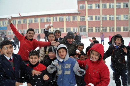 Yozgat'ta kar en çok çocukları sevindirdi