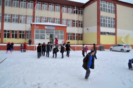 Yozgat’ta kar yağışı kenti beyaza bürüdü
