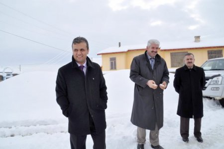 Yozgat'ta Kar Yağışı Köy Yollarını Ulaşıma Kapattı