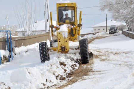 Yozgat'ta Kar Yağışı Köy Yollarını Ulaşıma Kapattı