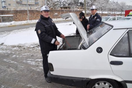 Yozgat'ta Kar Yağışı Köy Yollarını Ulaşıma Kapattı