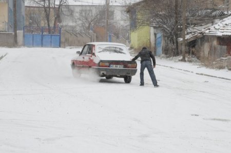 Yozgat’ta kar yağışı yolları buz pistine çevirdi