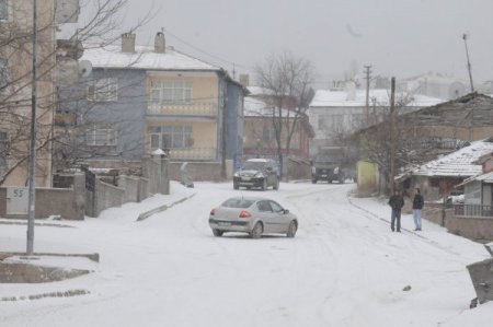 Yozgat’ta kar yağışı yolları buz pistine çevirdi