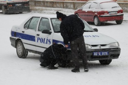 Yozgat’ta kar yağışı yolları buz pistine çevirdi