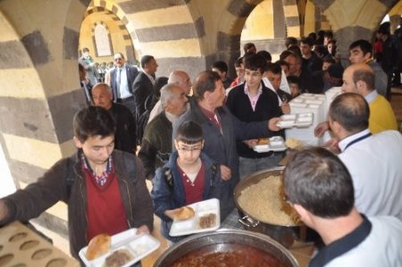 Yozgat'ta Kutlu Doğum Haftası dolayısıyla bin 500 kişilik yemek dağıtıldı