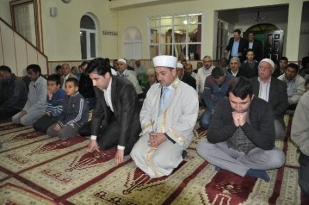 Yozgat’ta Regaip Kandili dolayısıyla camiler doldu taştı