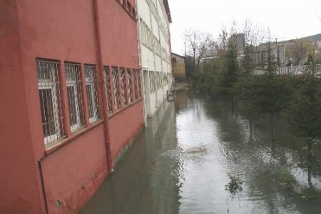 Yozgat'ta Sağanak Yağmur Liseyi Sular Altında Bıraktı