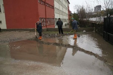 Yozgat'ta Sağanak Yağmur Liseyi Sular Altında Bıraktı