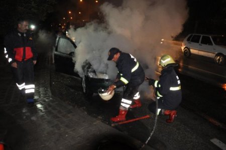 Yozgat’ta seyir halindeki otomobil alev aldı