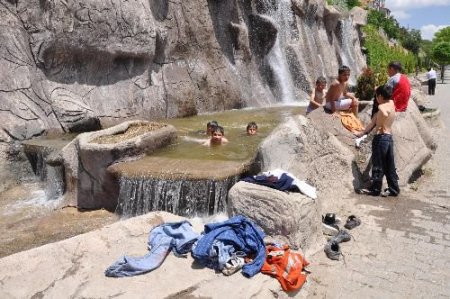 Yozgat'ta Sıcaktan Bunalan Çocuklar Yapay Şelalede Yüzerek Serinliyor