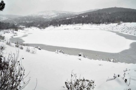 Yozgat’ta soğuk hava göleti dondurdu