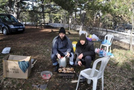 Yozgat’ta vatandaşlar güneşli havanın tadını piknik yaparak çıkardı
