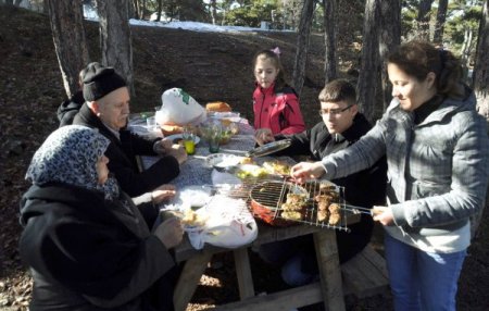Yozgat’ta vatandaşlar güneşli havanın tadını piknik yaparak çıkardı