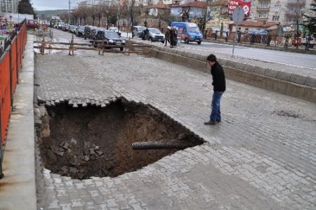 Yozgat'ta Yağışlar Yolda 5 Metrelik Çukur Oluşturdu