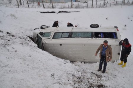 Yozgat’ta yolcu minibüsü şarampole devrildi: 20 kişi yaralandı