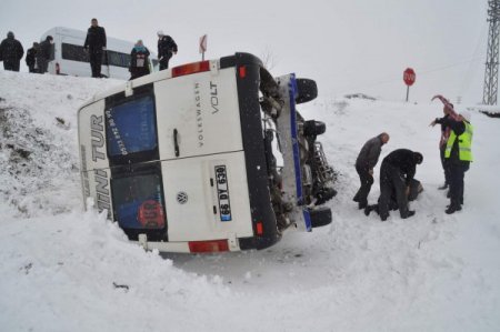 Yozgat’ta yolcu minibüsü şarampole devrildi: 20 kişi yaralandı