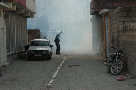 Ysk'nın 'Dicle Kararı'nı Protesto Eden Grup Polisi Taşladı