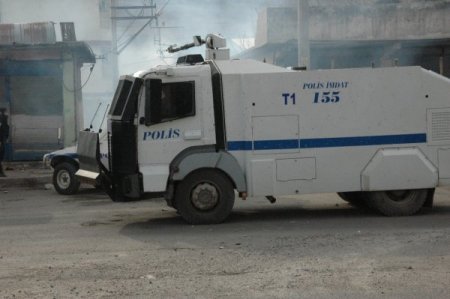 Ysk'nın 'Dicle Kararı'nı Protesto Eden Grup Polisi Taşladı