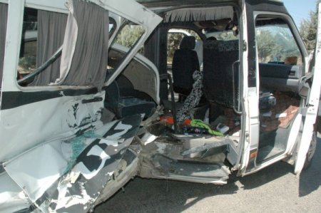 Yük Treni Fabrika İşçilerini Taşıyan Minibüse Çarptı: 4 Yaralı